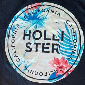 Hollister cropped black graphic tee with a tropical design in the middle